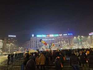 Mulţi dintre manifestanţi au început să plece din Piaţa Victoriei